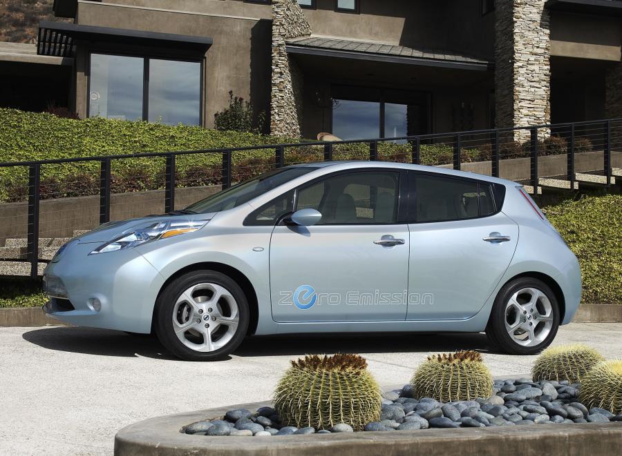  Nissan Leaf 2010 года  (US) (фото 2 из 5)